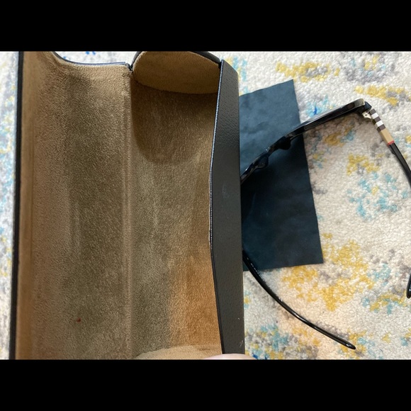 New in box Burberry Sunglasses - Picture 10 of 16